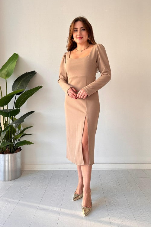Robe en crêpe dos nu à col carré beige