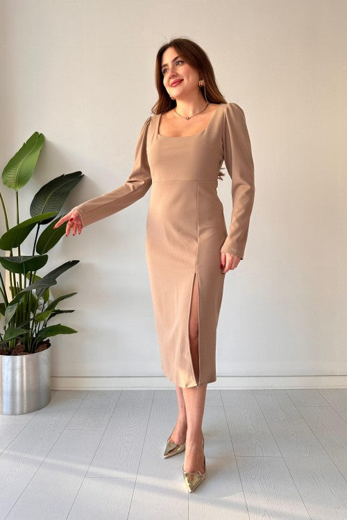 Robe en crêpe dos nu à col carré beige