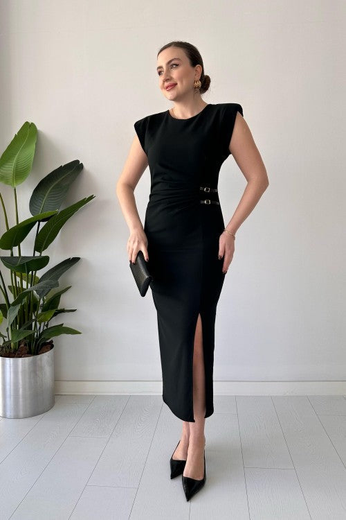Robe noire à ceinture détaillée