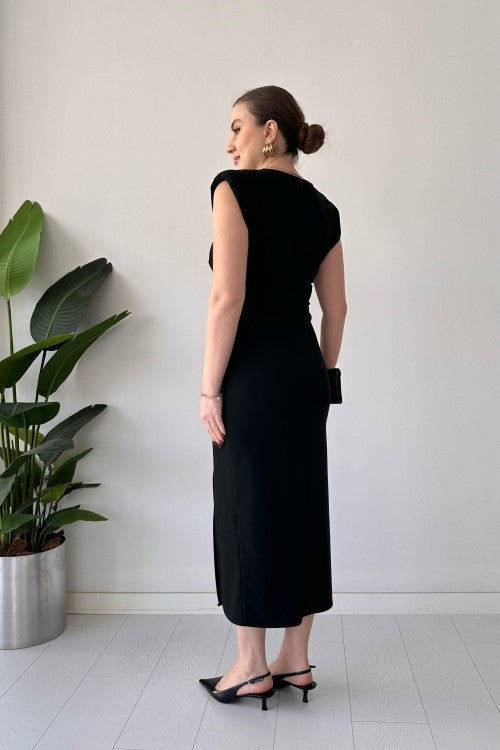 Robe noire à ceinture détaillée