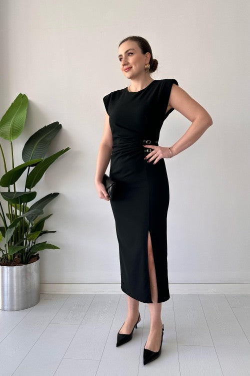 Robe noire à ceinture détaillée