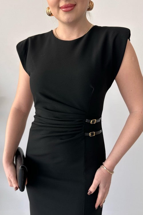 Robe noire à ceinture détaillée
