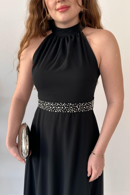Robe en mousseline de soie noire avec ceinture et pierre
