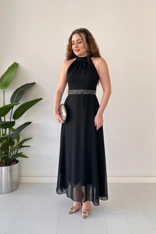 Robe en mousseline de soie noire avec ceinture et pierre