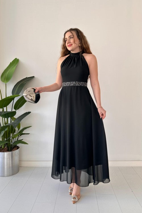 Robe en mousseline de soie noire avec ceinture et pierre