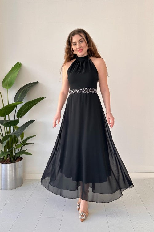 Robe en mousseline de soie noire avec ceinture et pierre