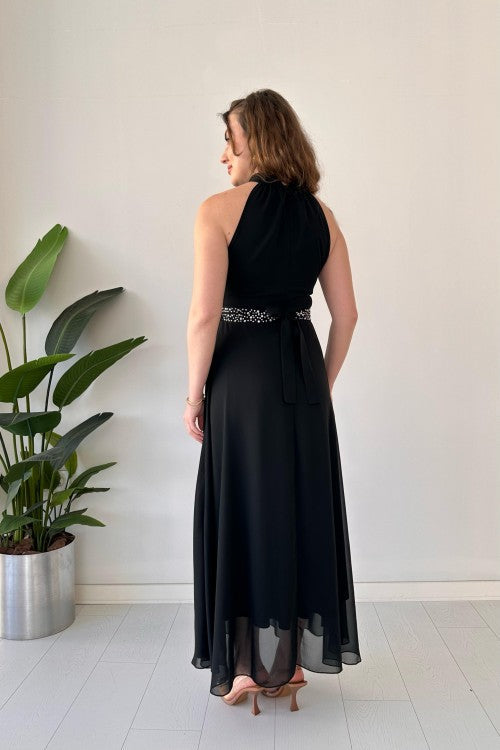 Robe en mousseline de soie noire avec ceinture et pierre