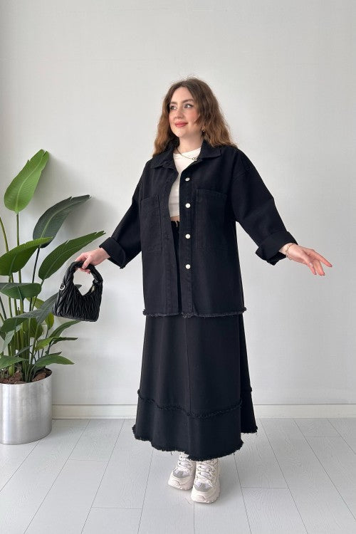 Costume en jean avec jupe évasée et veste noire