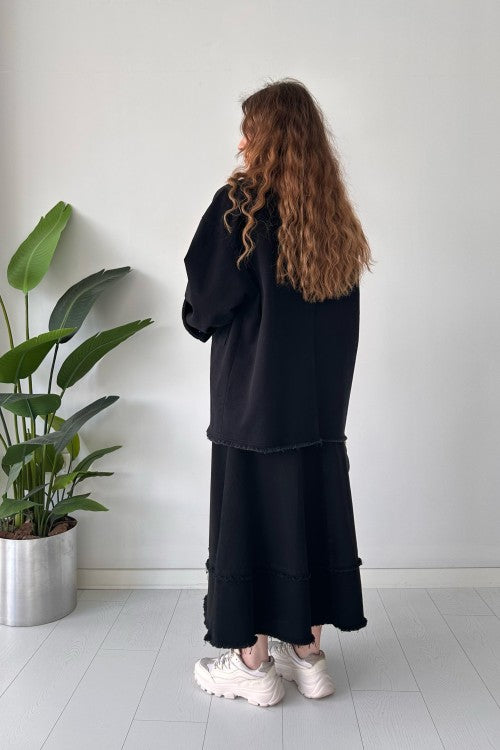 Costume en jean avec jupe évasée et veste noire