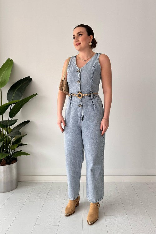 Salopette en jean sans manches avec ceinture bleue