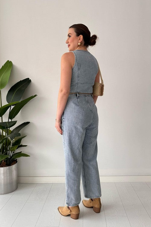Salopette en jean sans manches avec ceinture bleue