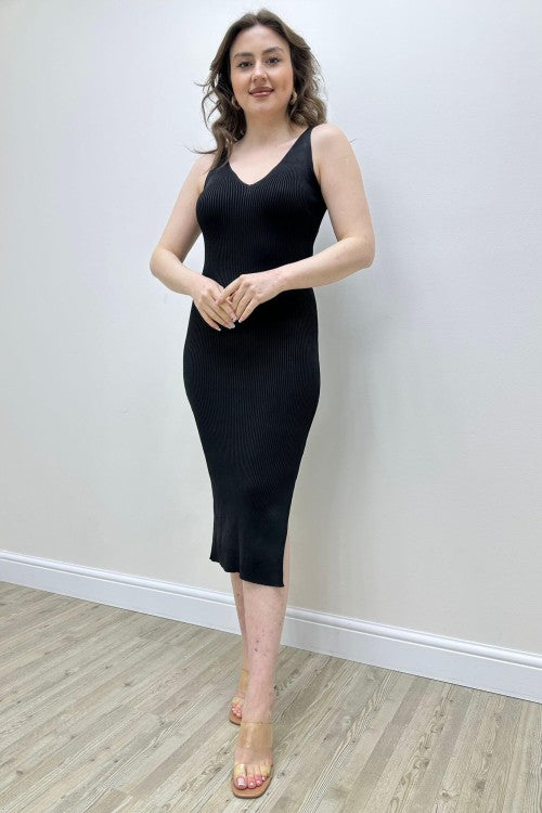 فستان أسود محبوك بدون أكمام وفتحة رقبة على شكل حرف V