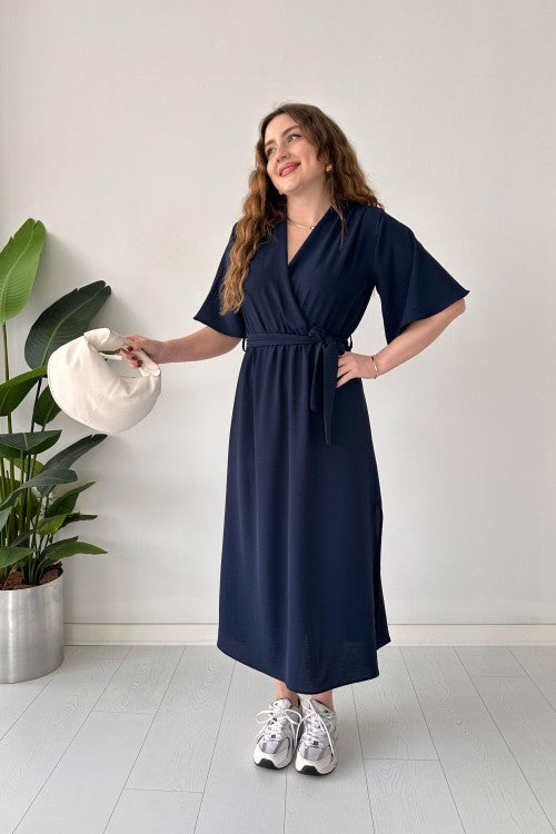 Robe fendue ceinturée bleu marine