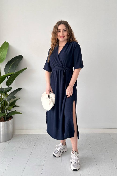 Robe fendue ceinturée bleu marine