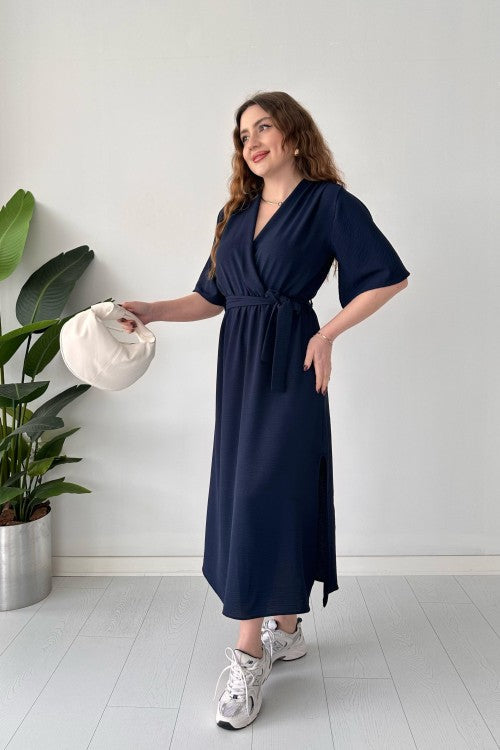 Robe fendue ceinturée bleu marine