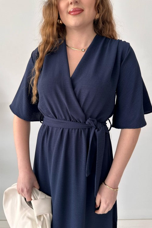 Robe fendue ceinturée bleu marine