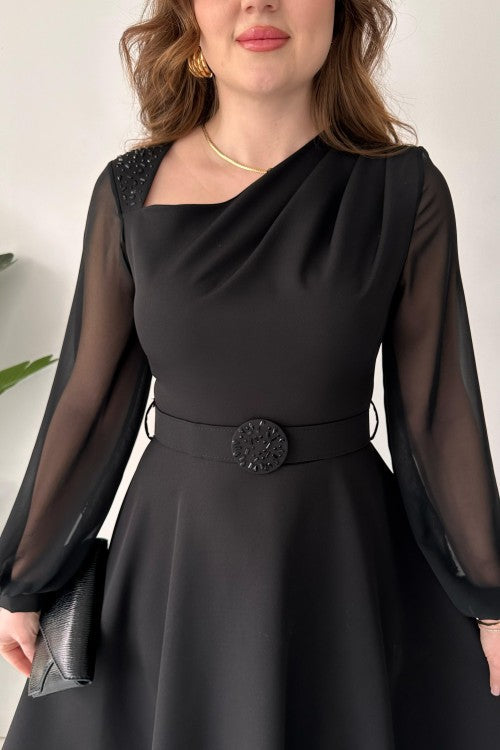 Robe noire ceinturée à épaules dénudées