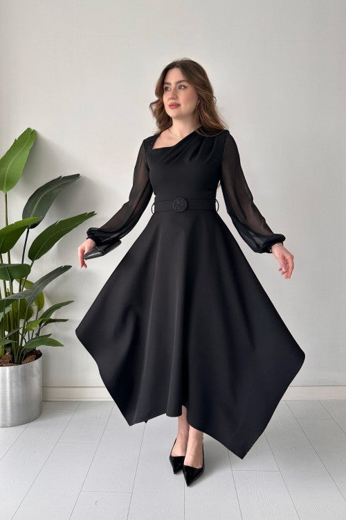 Robe noire ceinturée à épaules dénudées