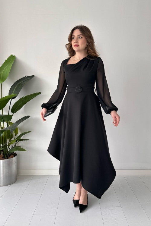 Robe noire ceinturée à épaules dénudées