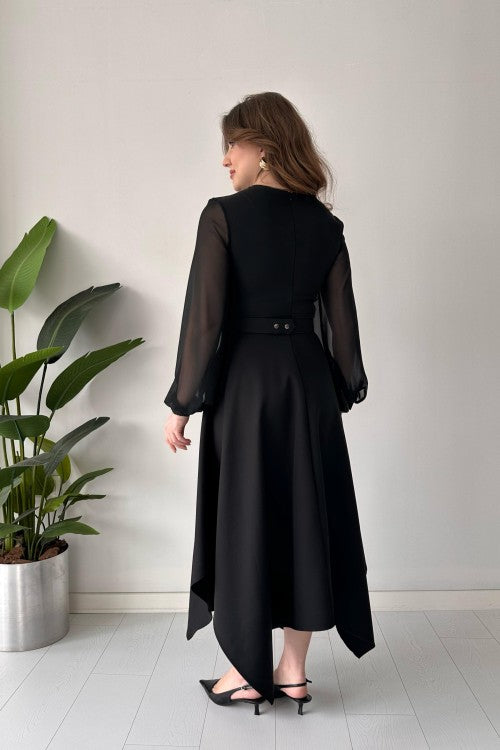 Robe noire ceinturée à épaules dénudées