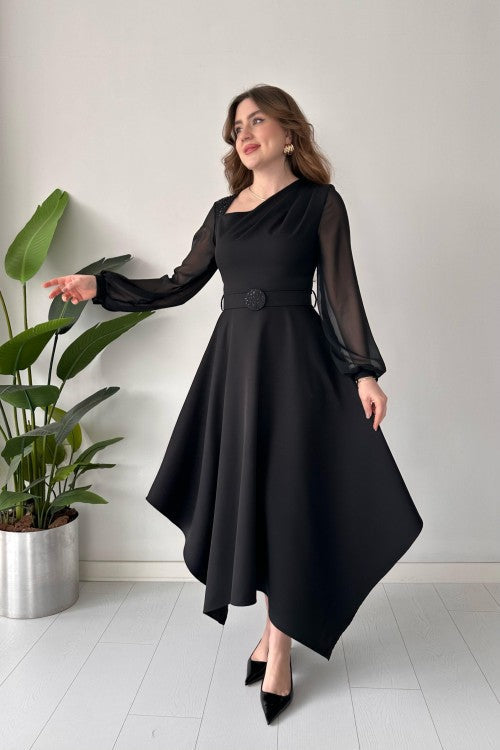 Robe noire ceinturée à épaules dénudées