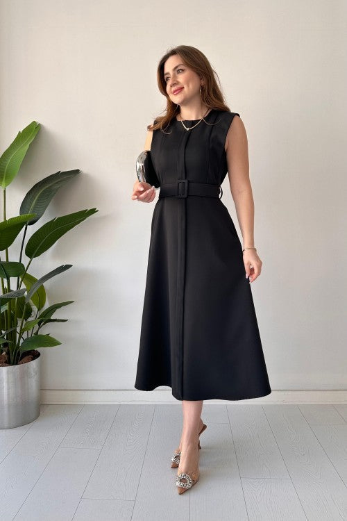 Robe noire plissée avec ceinture sur le devant