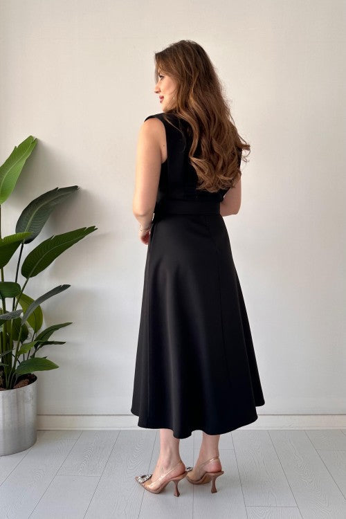 Robe noire plissée avec ceinture sur le devant