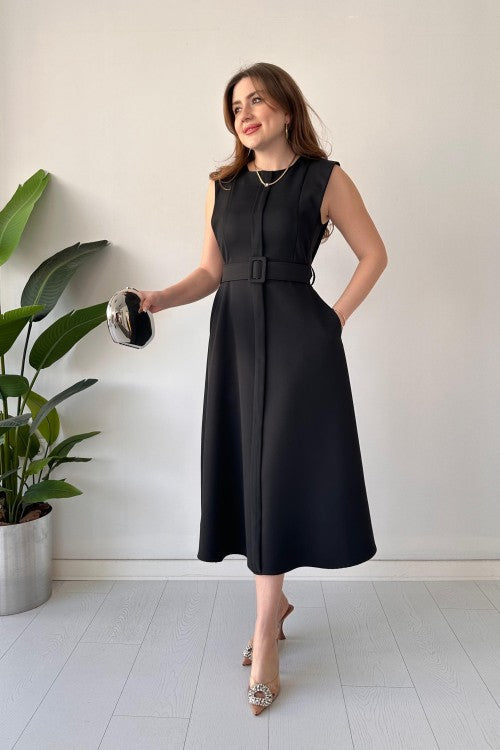 Robe noire plissée avec ceinture sur le devant