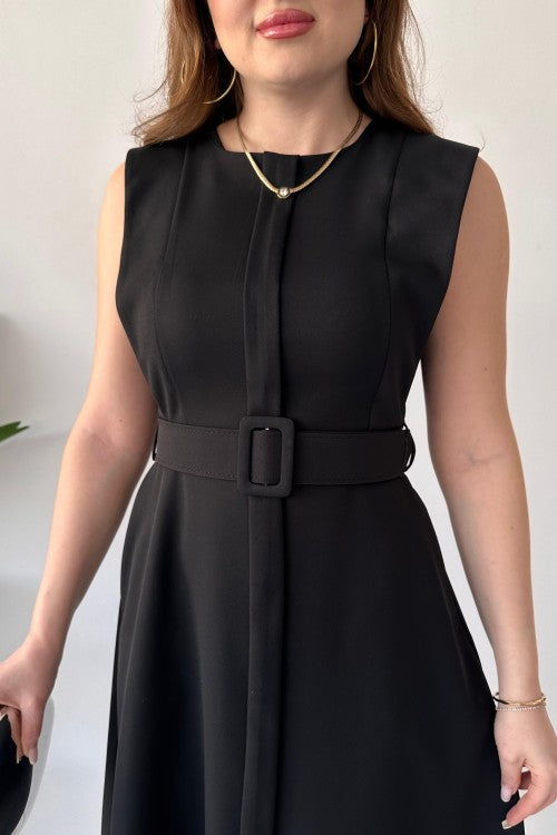 Robe noire plissée avec ceinture sur le devant