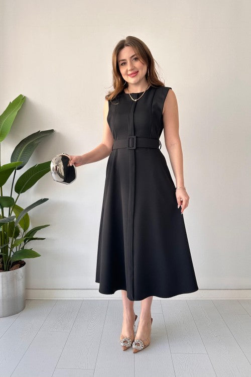 Robe noire plissée avec ceinture sur le devant