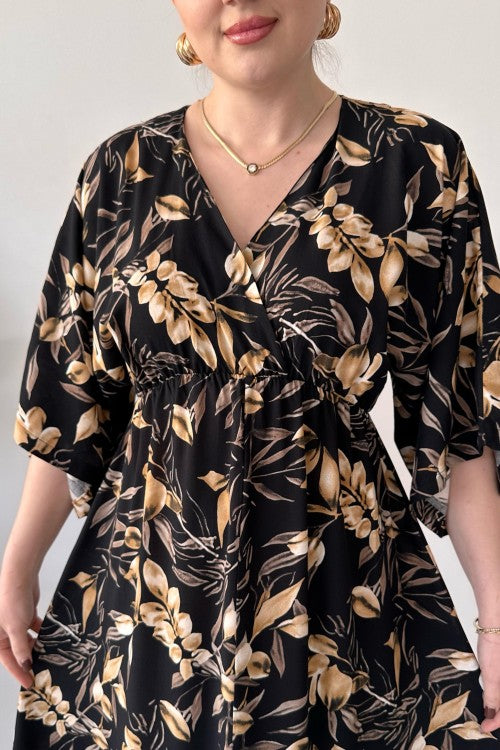 Robe noire à feuilles fendues sur le devant