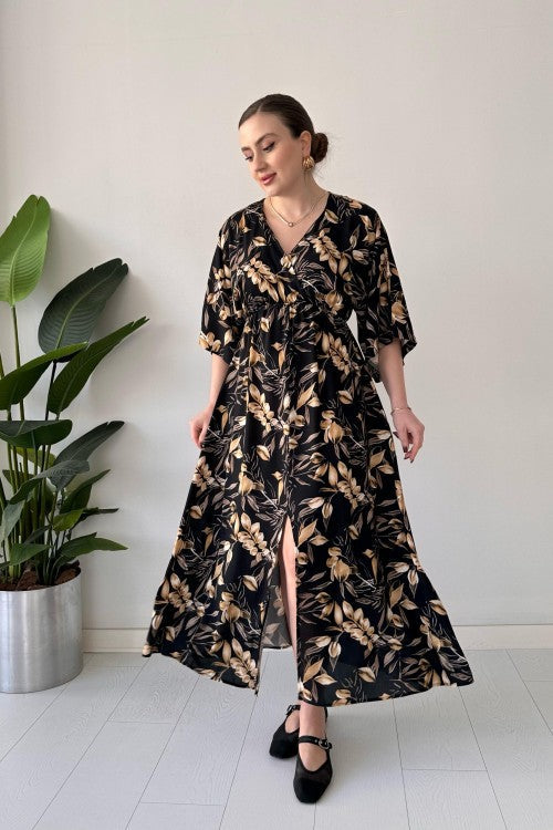 Robe noire à feuilles fendues sur le devant