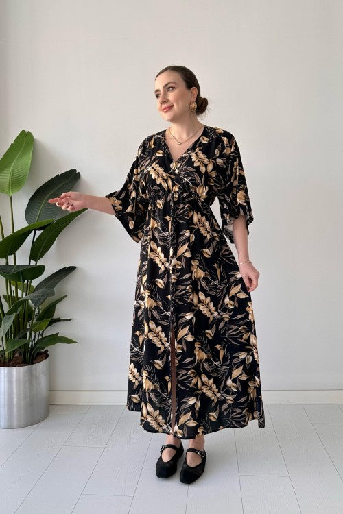 Robe noire à feuilles fendues sur le devant