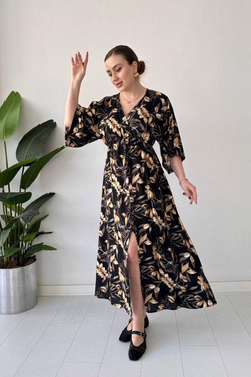 Robe noire à feuilles fendues sur le devant