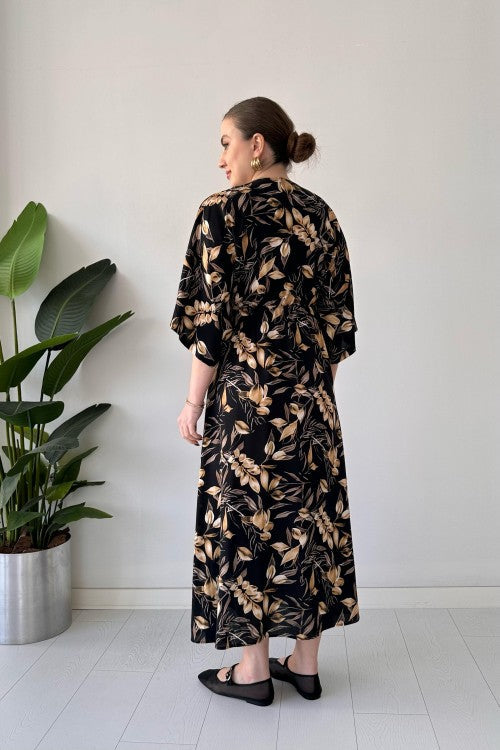 Robe noire à feuilles fendues sur le devant