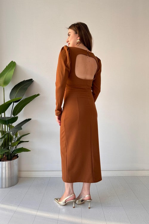 Robe en crêpe décolletée devant en V dans le dos beige