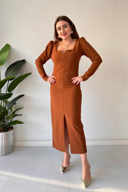 Robe en crêpe décolletée devant en V dans le dos beige