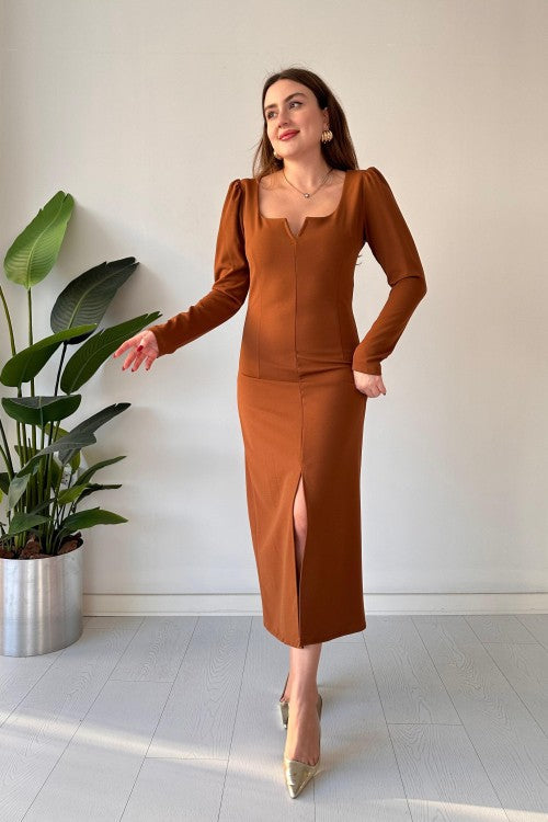 Robe en crêpe décolletée devant en V dans le dos beige