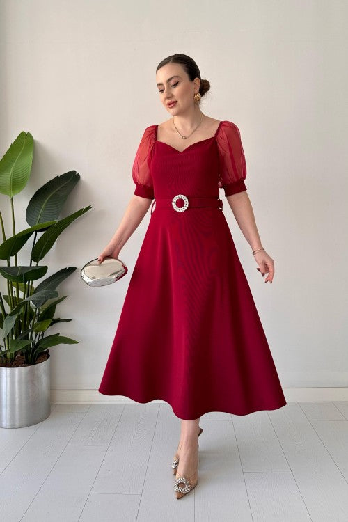 Robe ceinturée à manches en organza bordeaux