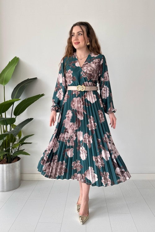 Robe plissée en satin hortensia émeraude