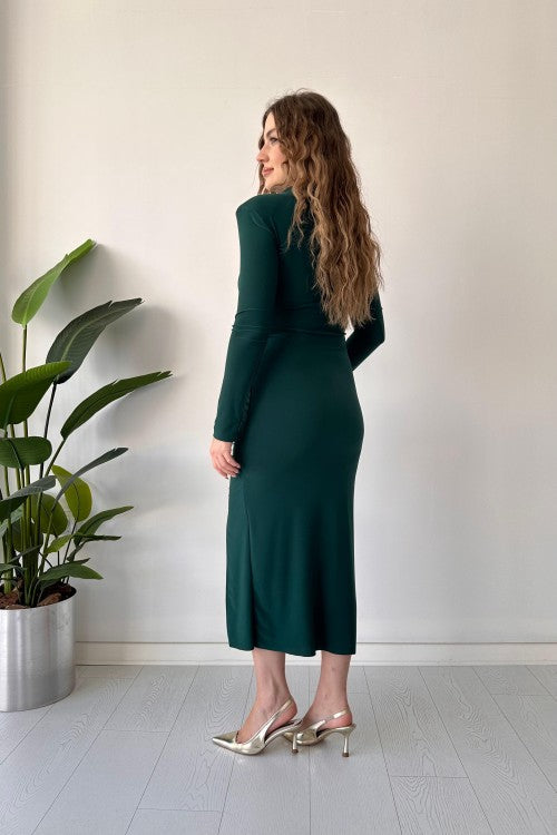 فستان رملي بأزرار زمردية
