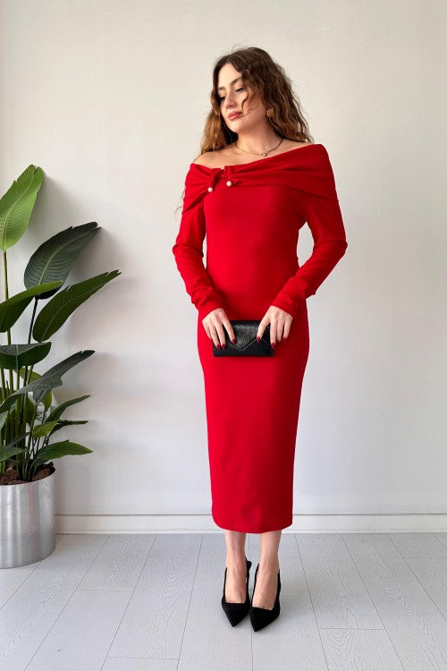 Robe en crêpe Madonna avec boucle rouge