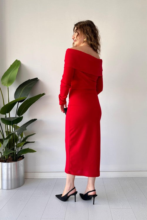 Robe en crêpe Madonna avec boucle rouge