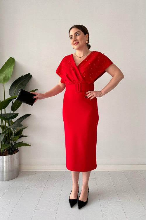 Robe rouge avec des perles sur le dessus