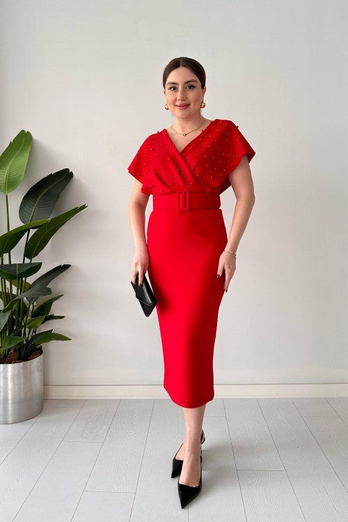 Robe rouge avec des perles sur le dessus