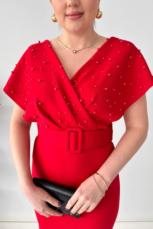 Robe rouge avec des perles sur le dessus