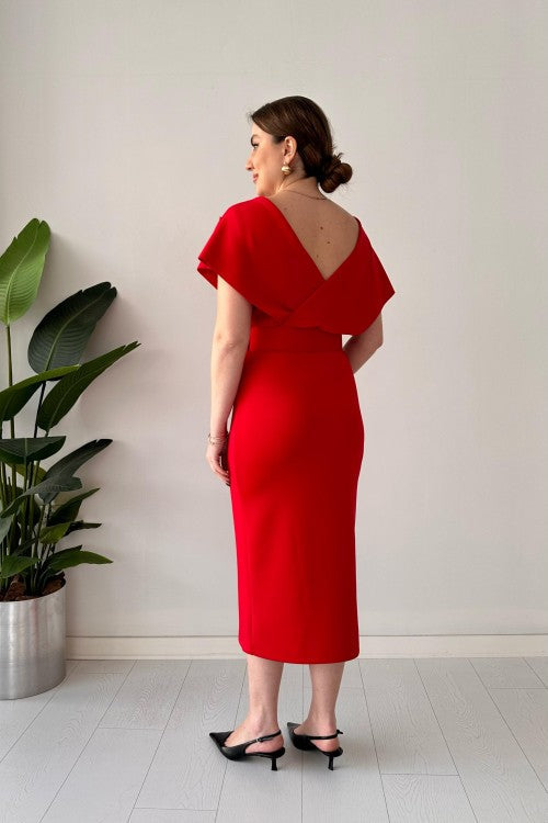 Robe rouge avec des perles sur le dessus
