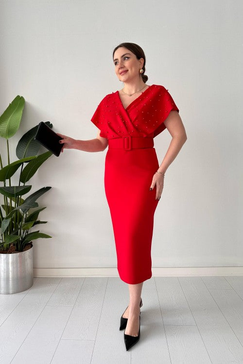 Robe rouge avec des perles sur le dessus