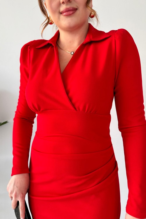 Robe courte en crêpe à col rouge