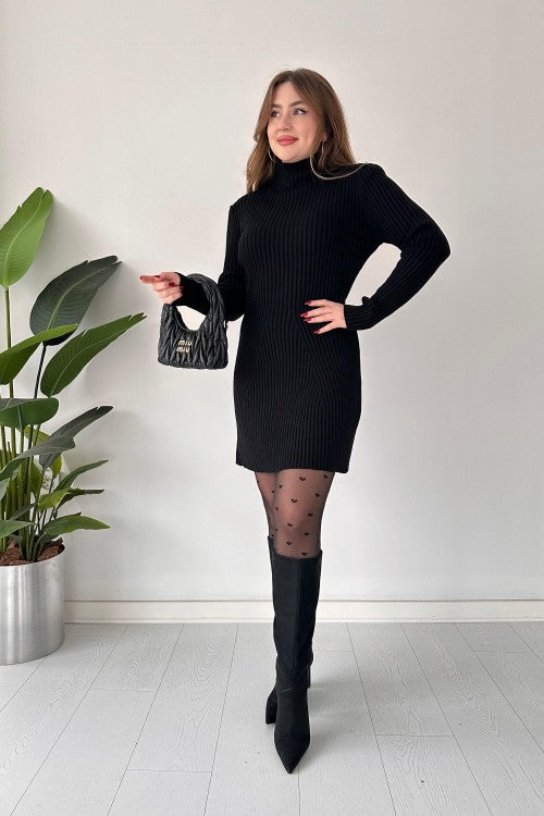 Robe en maille à demi-col roulé noire
